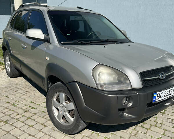 Серый Хендай Туксон, объемом двигателя 1.98 л и пробегом 265 тыс. км за 6900 $, фото 1 на Automoto.ua