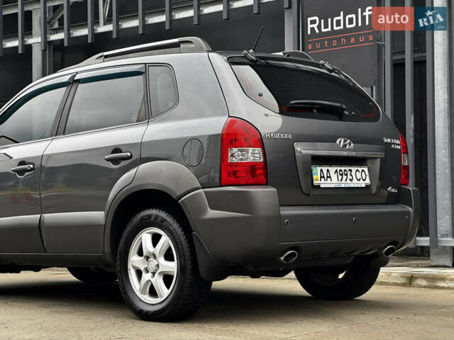 Сірий Хендай Туксон, об'ємом двигуна 2 л та пробігом 213 тис. км за 8500 $, фото 7 на Automoto.ua