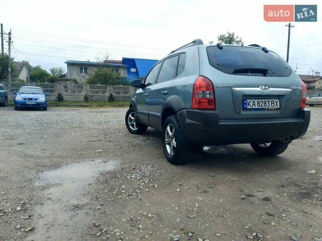 Серый Хендай Туксон, объемом двигателя 1.98 л и пробегом 440 тыс. км за 5700 $, фото 32 на Automoto.ua