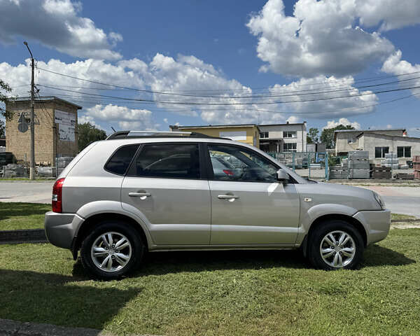 Сірий Хендай Туксон, об'ємом двигуна 2 л та пробігом 188 тис. км за 9200 $, фото 6 на Automoto.ua