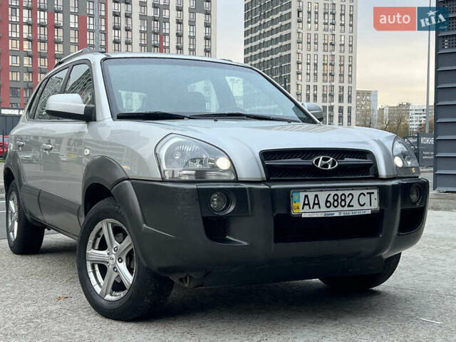 Хендай Туксон 2008 в Киеве на Automoto.ua Серый Хендай Туксон, объемом двигателя 2 л и пробегом 187 тыс. км за 7250 $, фото 3 на Automoto.ua