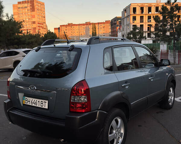 Серый Хендай Туксон, объемом двигателя 1.98 л и пробегом 246 тыс. км за 7500 $, фото 5 на Automoto.ua
