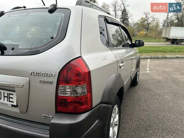 Серый Хендай Туксон, объемом двигателя 2 л и пробегом 263 тыс. км за 7300 $, фото 17 на Automoto.ua