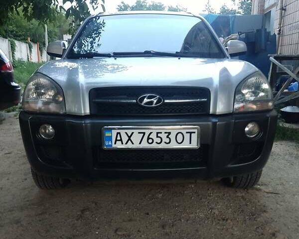 Сірий Хендай Туксон, об'ємом двигуна 1.99 л та пробігом 350 тис. км за 7800 $, фото 4 на Automoto.ua
