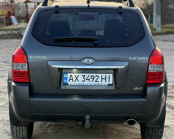 Сірий Хендай Туксон, об'ємом двигуна 1.98 л та пробігом 220 тис. км за 8200 $, фото 6 на Automoto.ua