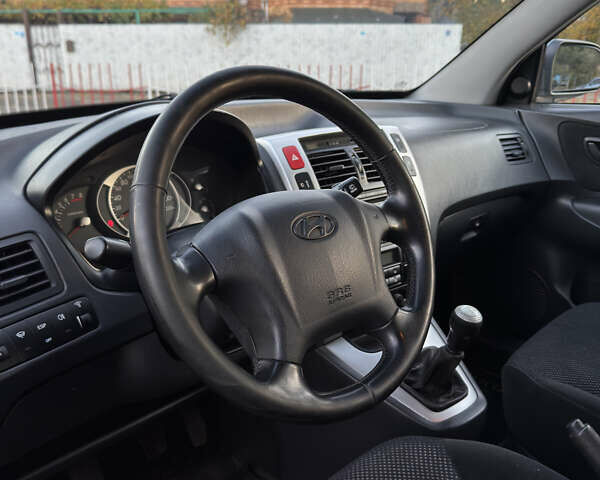 Серый Хендай Туксон, объемом двигателя 1.98 л и пробегом 246 тыс. км за 7500 $, фото 12 на Automoto.ua