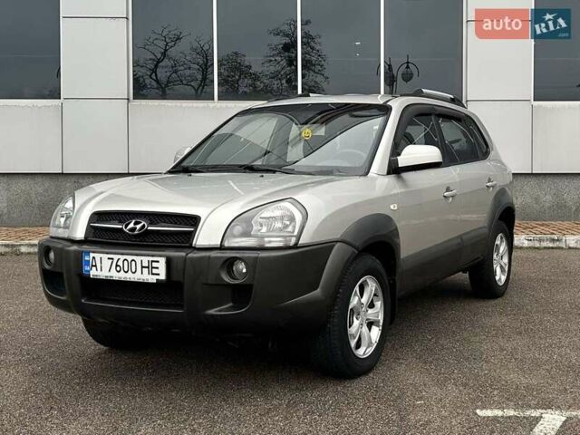 Серый Хендай Туксон, объемом двигателя 2 л и пробегом 263 тыс. км за 7300 $, фото 3 на Automoto.ua