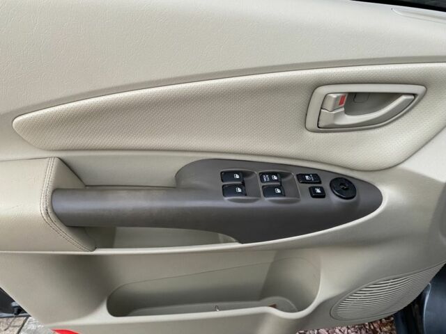 Сірий Хендай Туксон, об'ємом двигуна 2 л та пробігом 170 тис. км за 7600 $, фото 13 на Automoto.ua