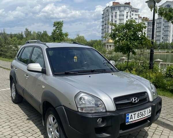 Сірий Хендай Туксон, об'ємом двигуна 2 л та пробігом 252 тис. км за 7650 $, фото 16 на Automoto.ua