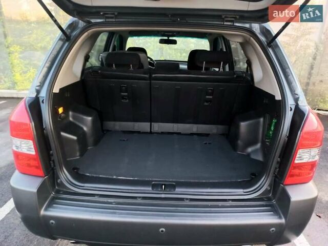 Серый Хендай Туксон, объемом двигателя 2 л и пробегом 207 тыс. км за 8000 $, фото 2 на Automoto.ua