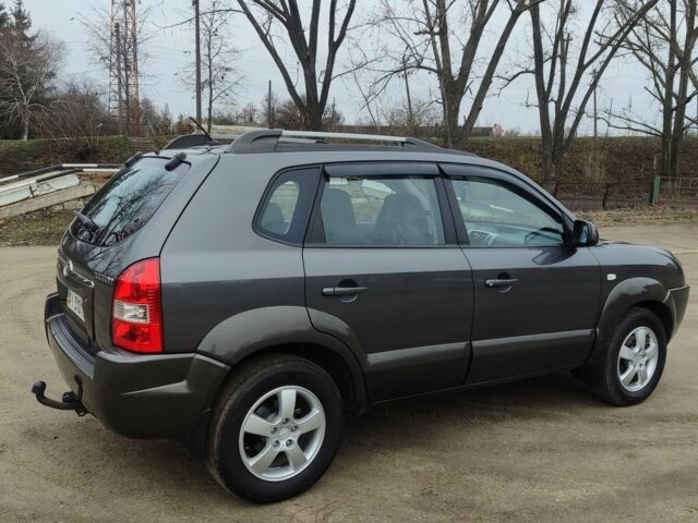 Сірий Хендай Туксон, об'ємом двигуна 2 л та пробігом 95 тис. км за 8800 $, фото 3 на Automoto.ua