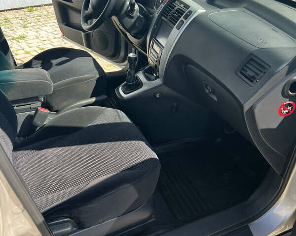 Серый Хендай Туксон, объемом двигателя 1.98 л и пробегом 265 тыс. км за 6900 $, фото 13 на Automoto.ua