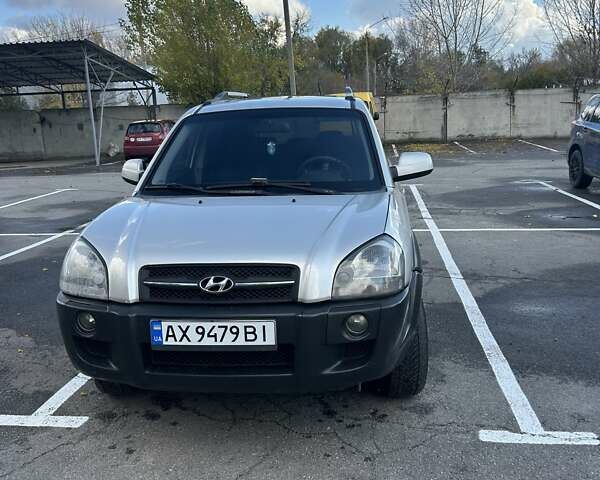 Сірий Хендай Туксон, об'ємом двигуна 1.98 л та пробігом 413 тис. км за 7300 $, фото 1 на Automoto.ua