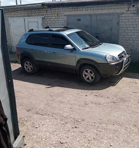 Серый Хендай Туксон, объемом двигателя 2.7 л и пробегом 256 тыс. км за 8700 $, фото 1 на Automoto.ua