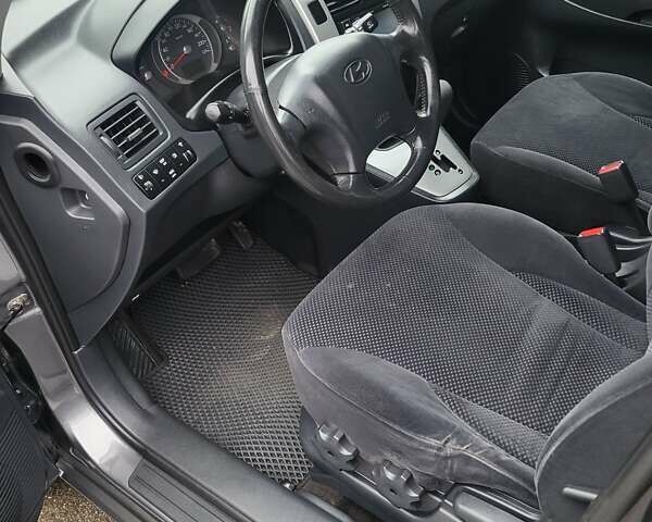 Серый Хендай Туксон, объемом двигателя 1.99 л и пробегом 302 тыс. км за 9300 $, фото 16 на Automoto.ua