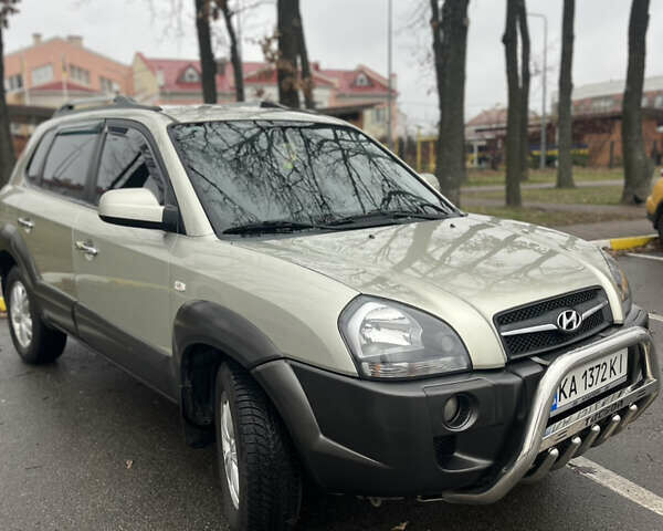 Серый Хендай Туксон, объемом двигателя 1.98 л и пробегом 151 тыс. км за 8100 $, фото 1 на Automoto.ua