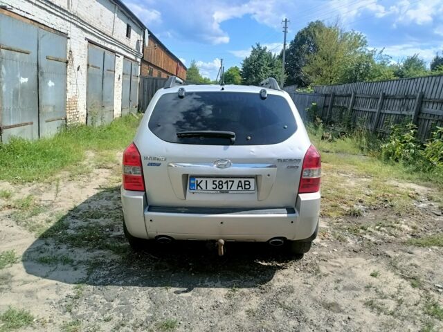 Серый Хендай Туксон, объемом двигателя 2 л и пробегом 257 тыс. км за 9000 $, фото 3 на Automoto.ua