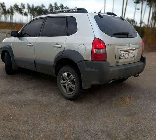Серый Хендай Туксон, объемом двигателя 1.99 л и пробегом 330 тыс. км за 7300 $, фото 1 на Automoto.ua