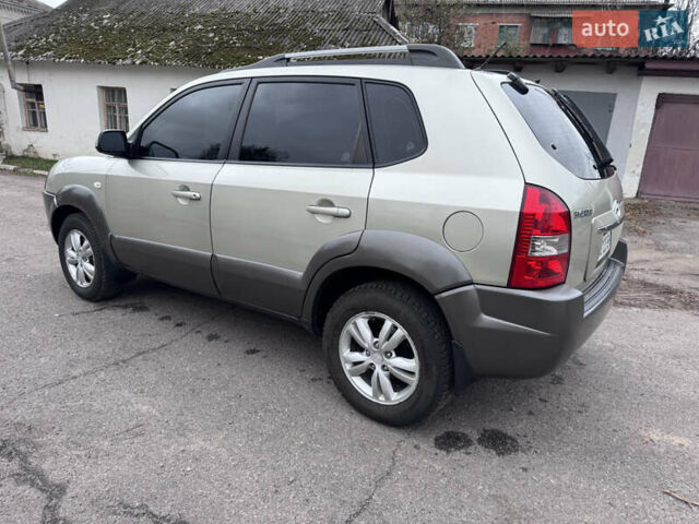 Серый Хендай Туксон, объемом двигателя 2 л и пробегом 228 тыс. км за 6700 $, фото 2 на Automoto.ua