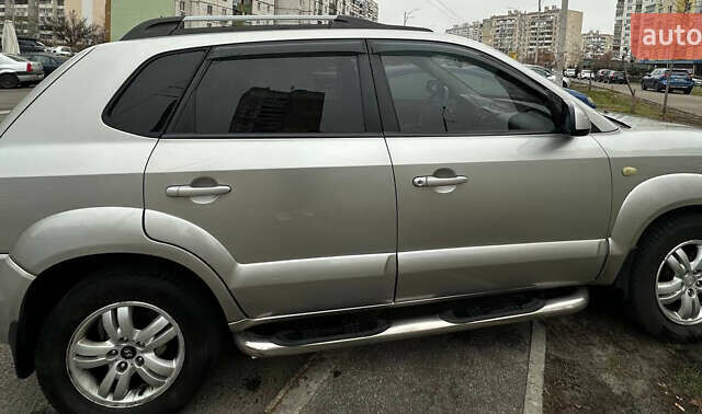 Серый Хендай Туксон, объемом двигателя 1.98 л и пробегом 227 тыс. км за 7700 $, фото 19 на Automoto.ua