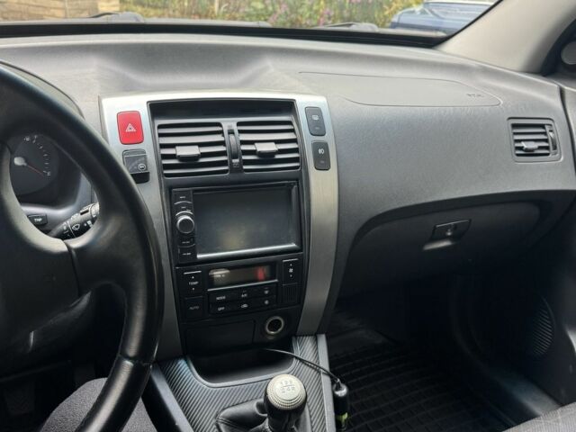 Сірий Хендай Туксон, об'ємом двигуна 2 л та пробігом 169 тис. км за 8000 $, фото 6 на Automoto.ua