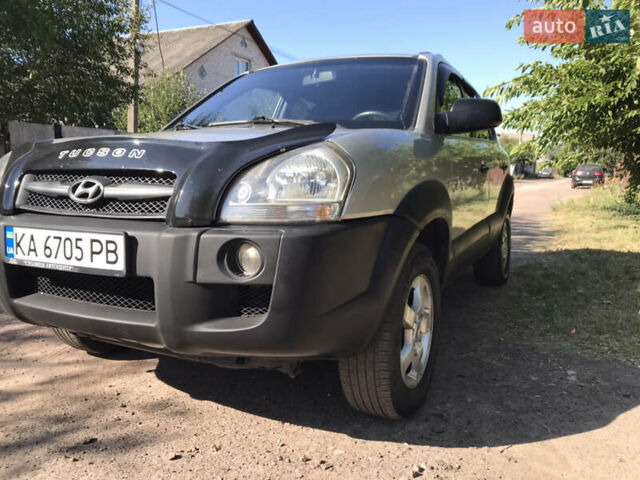 Сірий Хендай Туксон, об'ємом двигуна 2 л та пробігом 280 тис. км за 7900 $, фото 1 на Automoto.ua