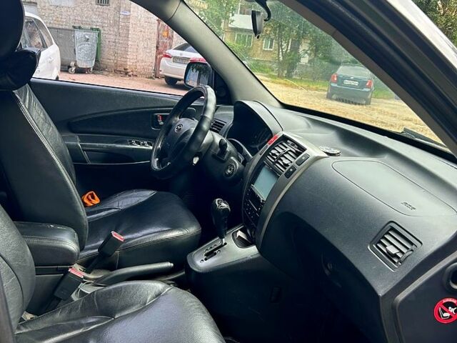 Серый Хендай Туксон, объемом двигателя 2 л и пробегом 221 тыс. км за 8500 $, фото 4 на Automoto.ua