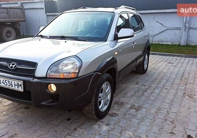 Серый Хендай Туксон, объемом двигателя 2 л и пробегом 127 тыс. км за 9300 $, фото 9 на Automoto.ua