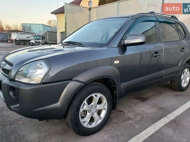 Серый Хендай Туксон, объемом двигателя 2 л и пробегом 207 тыс. км за 8000 $, фото 1 на Automoto.ua