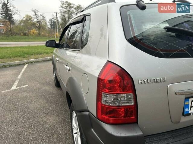 Серый Хендай Туксон, объемом двигателя 2 л и пробегом 263 тыс. км за 7300 $, фото 15 на Automoto.ua