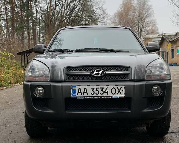 Сірий Хендай Туксон, об'ємом двигуна 1.98 л та пробігом 170 тис. км за 8800 $, фото 1 на Automoto.ua