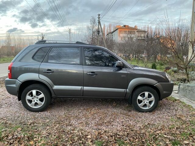 Сірий Хендай Туксон, об'ємом двигуна 2 л та пробігом 170 тис. км за 7600 $, фото 3 на Automoto.ua
