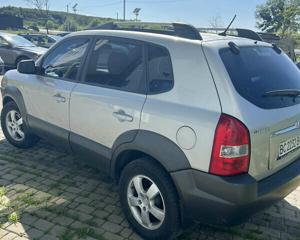 Серый Хендай Туксон, объемом двигателя 1.98 л и пробегом 265 тыс. км за 6900 $, фото 5 на Automoto.ua