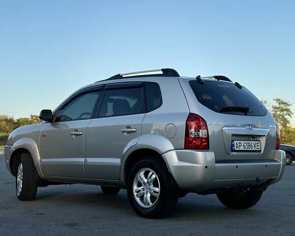 Серый Хендай Туксон, объемом двигателя 1.98 л и пробегом 198 тыс. км за 13000 $, фото 5 на Automoto.ua