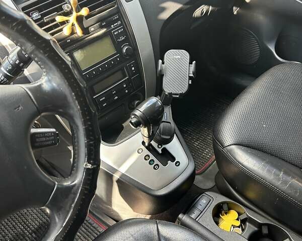 Сірий Хендай Туксон, об'ємом двигуна 1.98 л та пробігом 413 тис. км за 7300 $, фото 8 на Automoto.ua