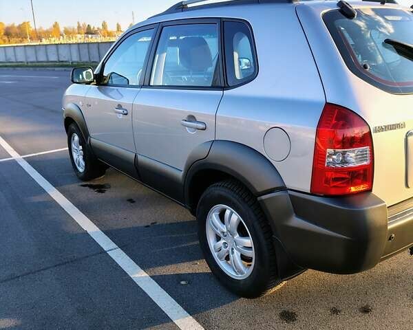 Хендай Туксон 2008 у Вінниці на Automoto.ua Сірий Хендай Туксон, об'ємом двигуна 1.98 л та пробігом 126 тис. км за 8350 $, фото 2 на Automoto.ua