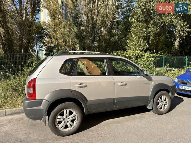 Серый Хендай Туксон, объемом двигателя 1.99 л и пробегом 194 тыс. км за 9500 $, фото 6 на Automoto.ua