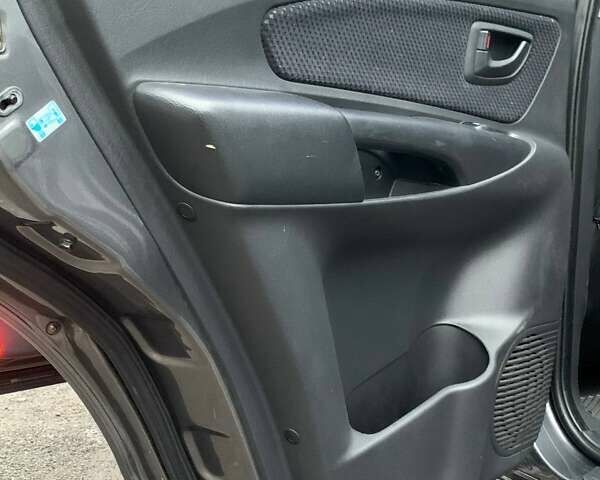 Сірий Хендай Туксон, об'ємом двигуна 1.98 л та пробігом 170 тис. км за 8800 $, фото 9 на Automoto.ua