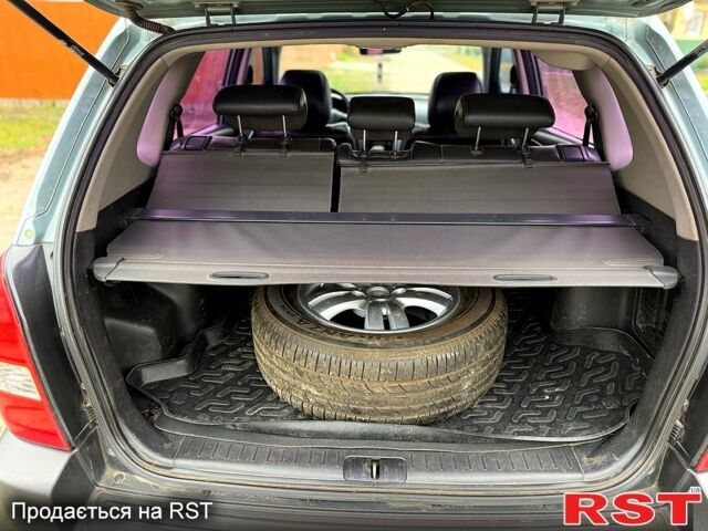 Серый Хендай Туксон, объемом двигателя 2.7 л и пробегом 228 тыс. км за 7650 $, фото 8 на Automoto.ua