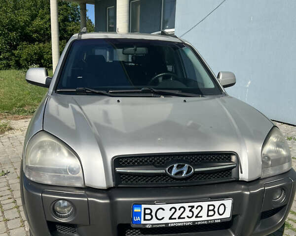 Серый Хендай Туксон, объемом двигателя 1.98 л и пробегом 265 тыс. км за 6900 $, фото 9 на Automoto.ua