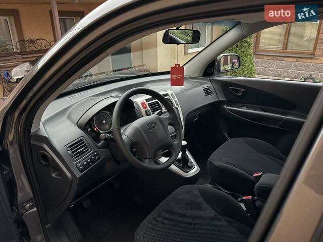 Хендай Туксон 2008 в Миргороде на Automoto.ua Серый Хендай Туксон, объемом двигателя 1.98 л и пробегом 177 тыс. км за 7950 $, фото 32 на Automoto.ua