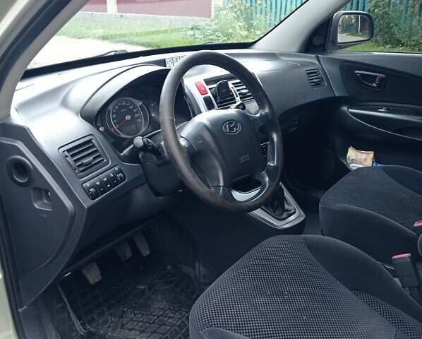 Серый Хендай Туксон, объемом двигателя 2 л и пробегом 360 тыс. км за 7700 $, фото 2 на Automoto.ua