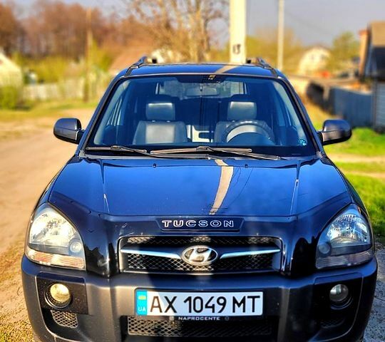 Серый Хендай Туксон, объемом двигателя 2 л и пробегом 190 тыс. км за 8500 $, фото 2 на Automoto.ua