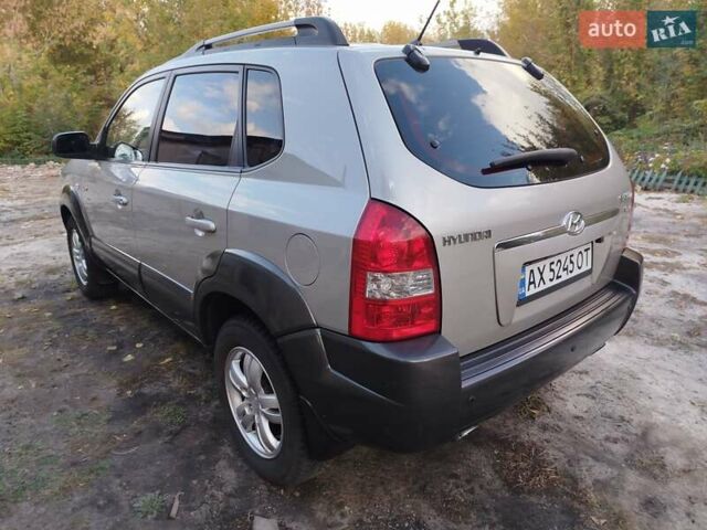Серый Хендай Туксон, объемом двигателя 1.98 л и пробегом 171 тыс. км за 8400 $, фото 3 на Automoto.ua