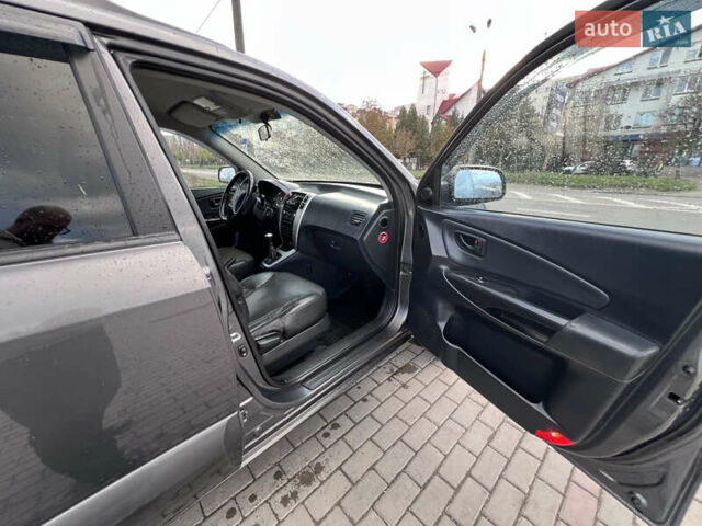 Серый Хендай Туксон, объемом двигателя 2 л и пробегом 210 тыс. км за 7700 $, фото 18 на Automoto.ua