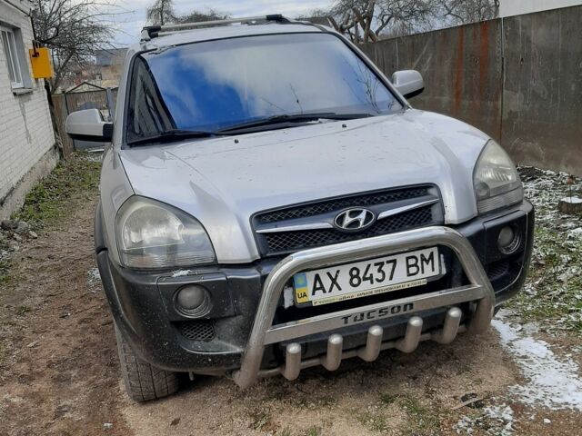 Серый Хендай Туксон, объемом двигателя 2 л и пробегом 213 тыс. км за 8000 $, фото 1 на Automoto.ua