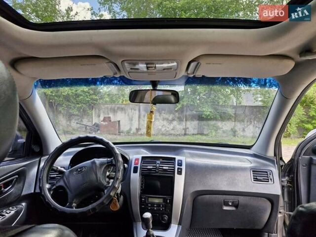 Сірий Хендай Туксон, об'ємом двигуна 1.98 л та пробігом 295 тис. км за 7500 $, фото 2 на Automoto.ua