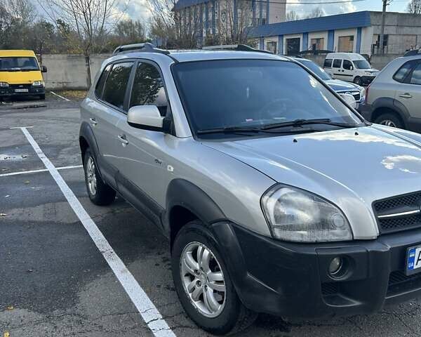 Сірий Хендай Туксон, об'ємом двигуна 1.98 л та пробігом 413 тис. км за 7300 $, фото 4 на Automoto.ua