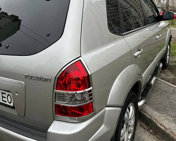 Серый Хендай Туксон, объемом двигателя 1.98 л и пробегом 227 тыс. км за 7700 $, фото 1 на Automoto.ua