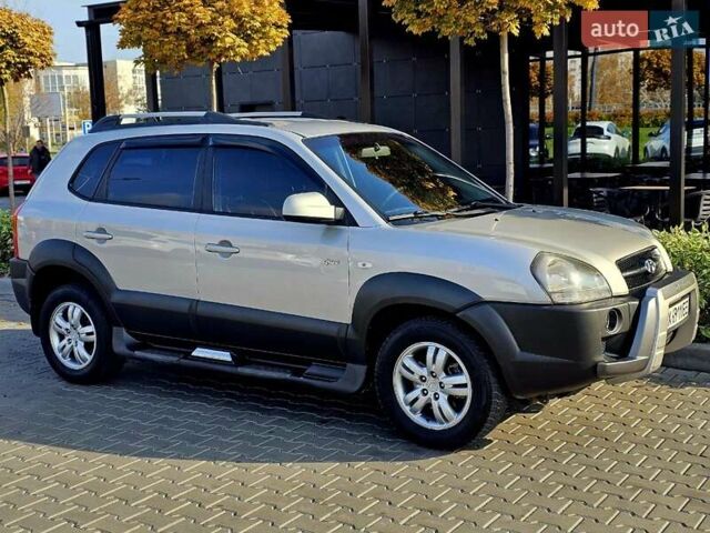 Серый Хендай Туксон, объемом двигателя 1.98 л и пробегом 199 тыс. км за 8350 $, фото 3 на Automoto.ua